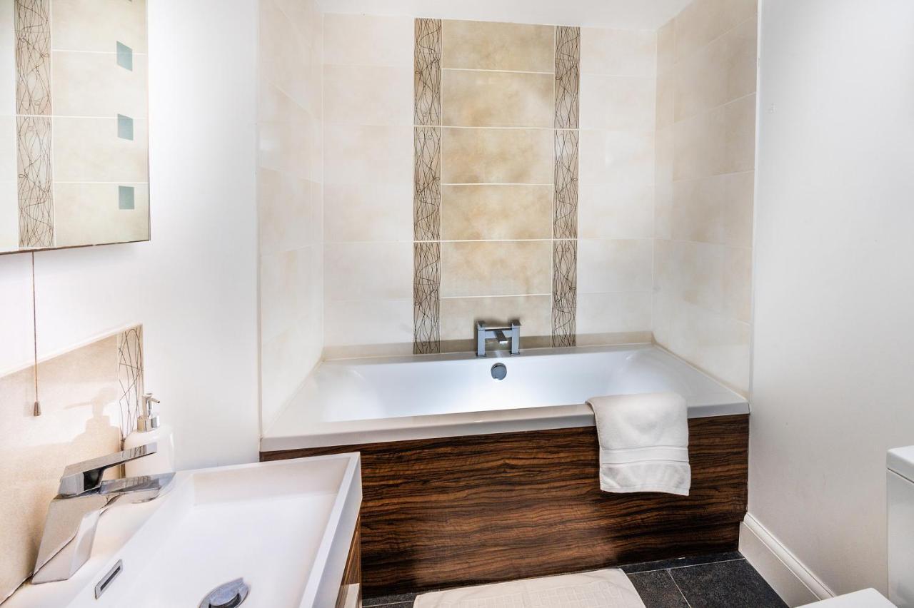 Modern & Spacious 2-Bed Flat With Secure Parking Reading Exteriér fotografie