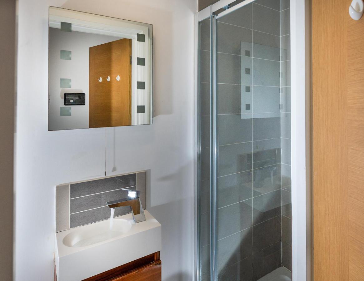 Modern & Spacious 2-Bed Flat With Secure Parking Reading Exteriér fotografie